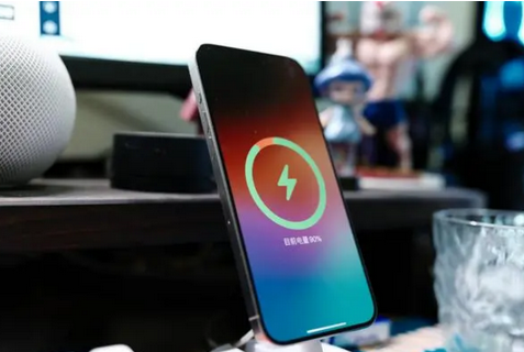 大埔苹果15换屏服务分享用什么充电器给iPhone15充电更好 